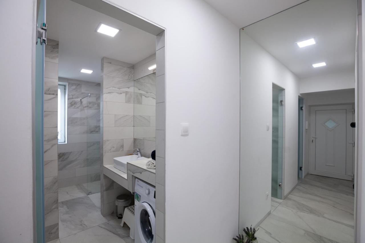 Stellar Downtown Szeged Apartment Ngoại thất bức ảnh